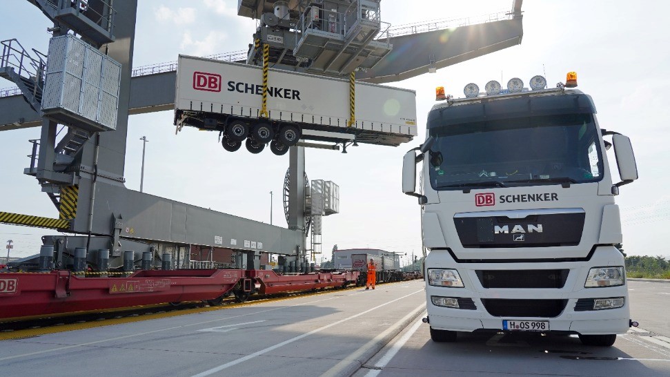 DSV和CVC出价140亿欧元收购DB Schenker