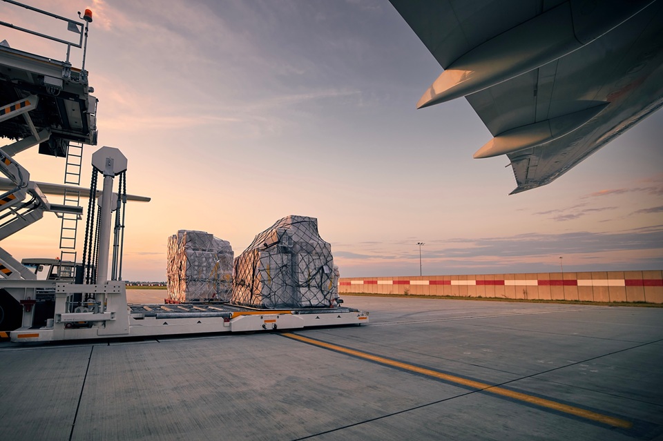 DHL报告揭示2026年Q1航空货运新格局：亚欧航线逆势增长11%，亚美运力骤降10%