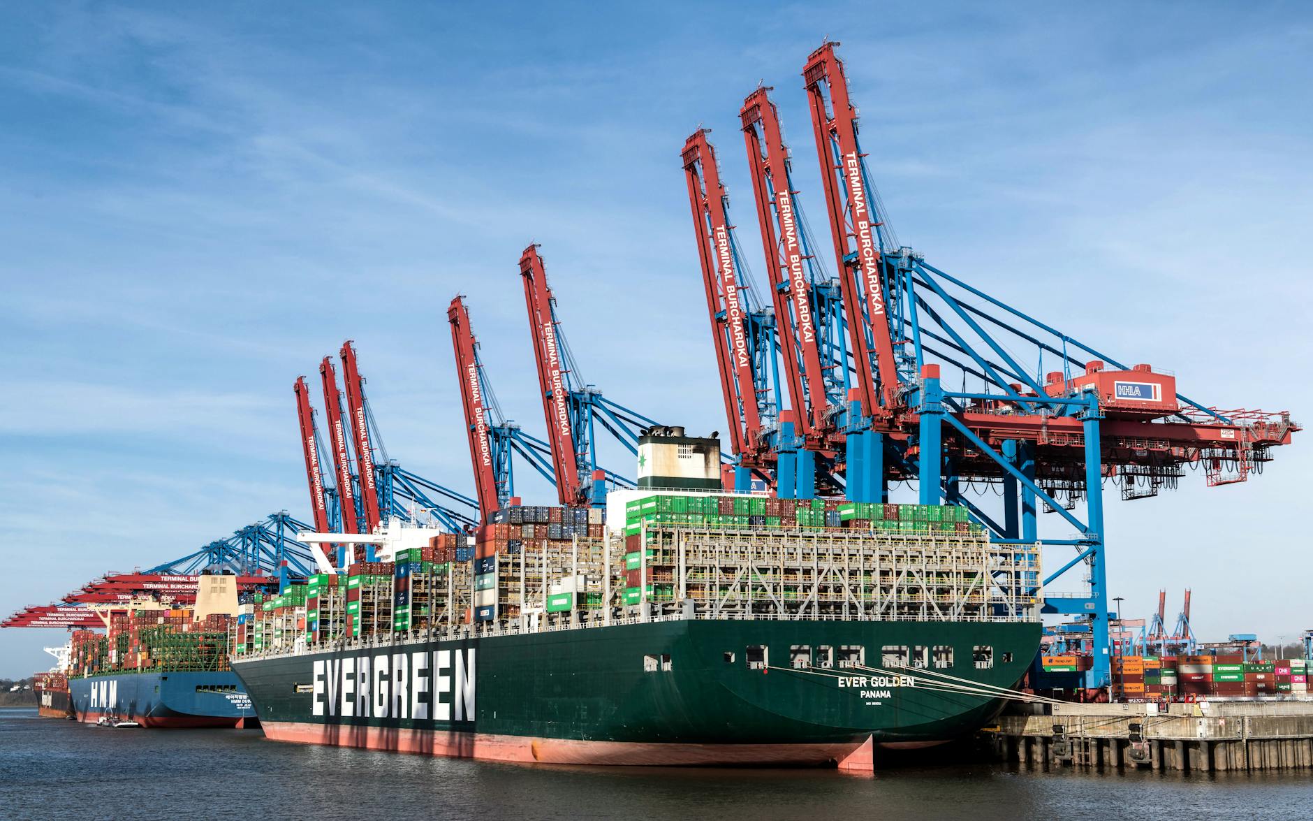 关税风暴下的脆弱平衡：WTO 最新预测揭示全球供应链的结构性裂变