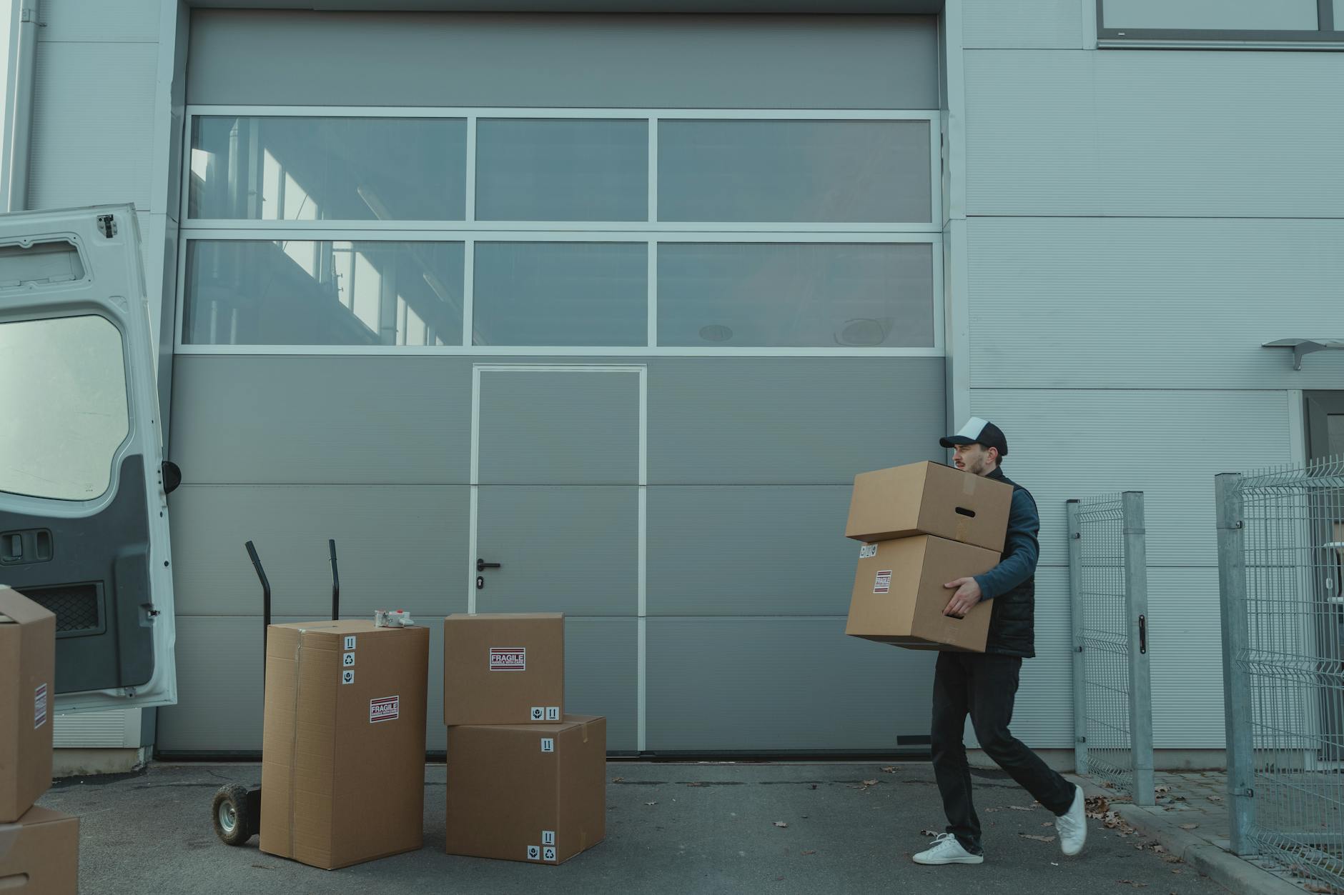 Supply Chain Short Takes: The Game-Changing Role of Autonomous Mobile Robots with Robotic Arms and AI