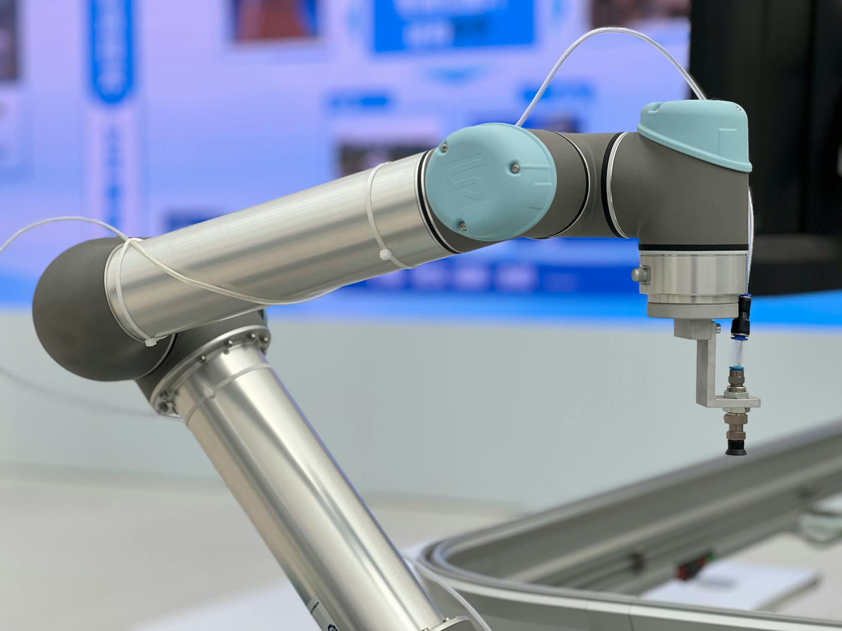 AI Industrial Robotics: $500M Mind Robotics Funding Reshapes Supply Chain Automation