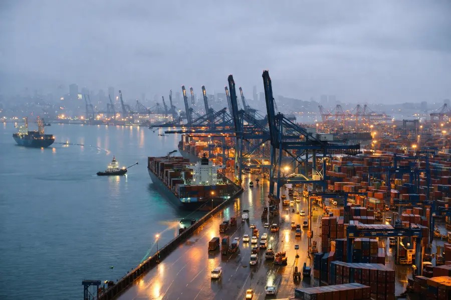 霍尔木兹运费 4 月暴涨 55-100%，UNCTAD：全球贸易$35万亿、+$2.5万亿承压