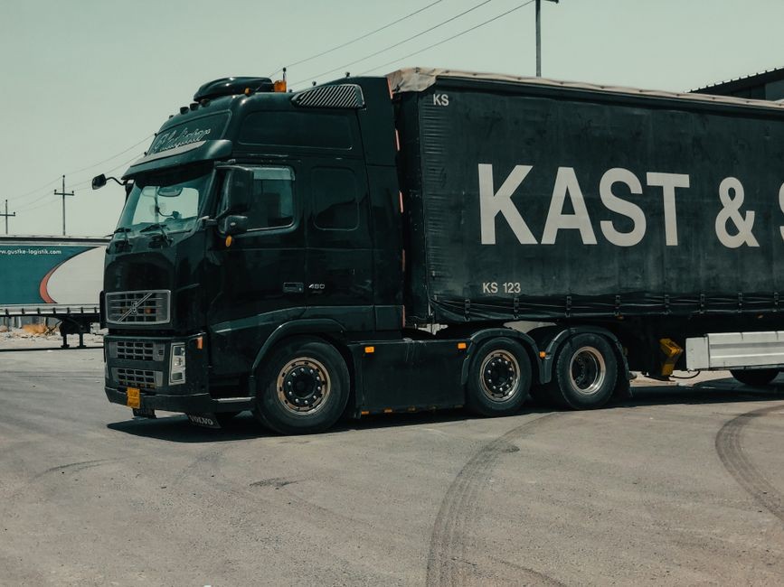 霍尔木兹海峡紧张升级，多家船公司上调附加费、绕行率升至42%