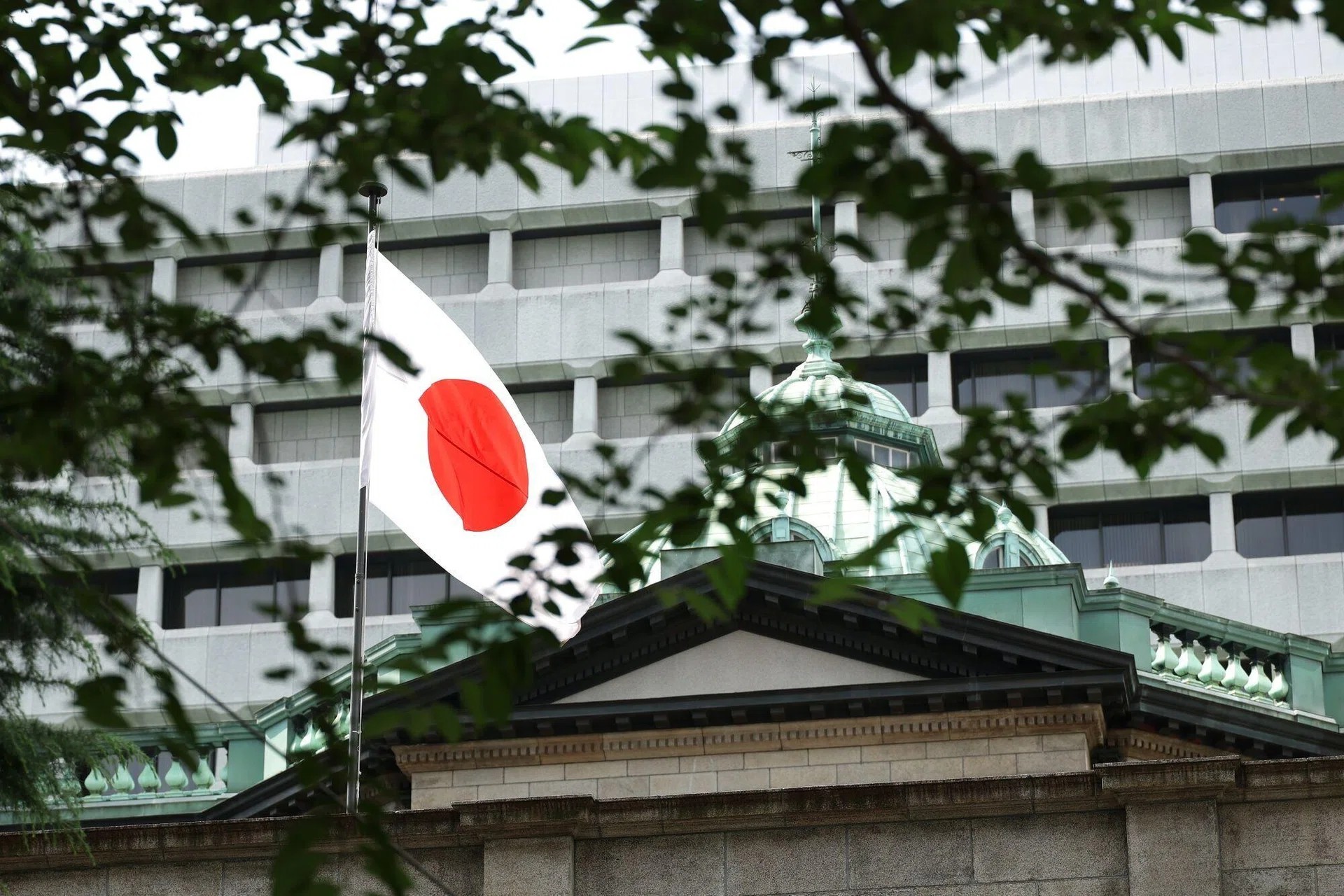 日本央行上调2026财年增长预测至0.5%，维持1%利率并警惕通胀风险