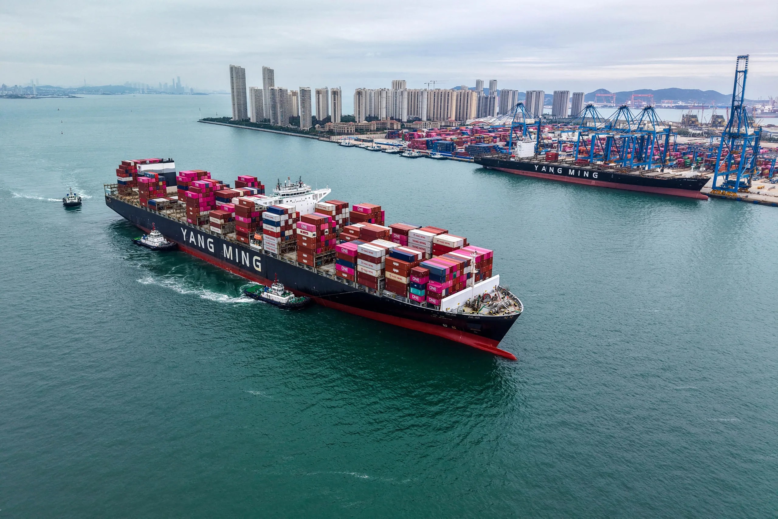 中国外贸总额首破25万亿，进口增22.1%、非洲贸易涨19.6%
